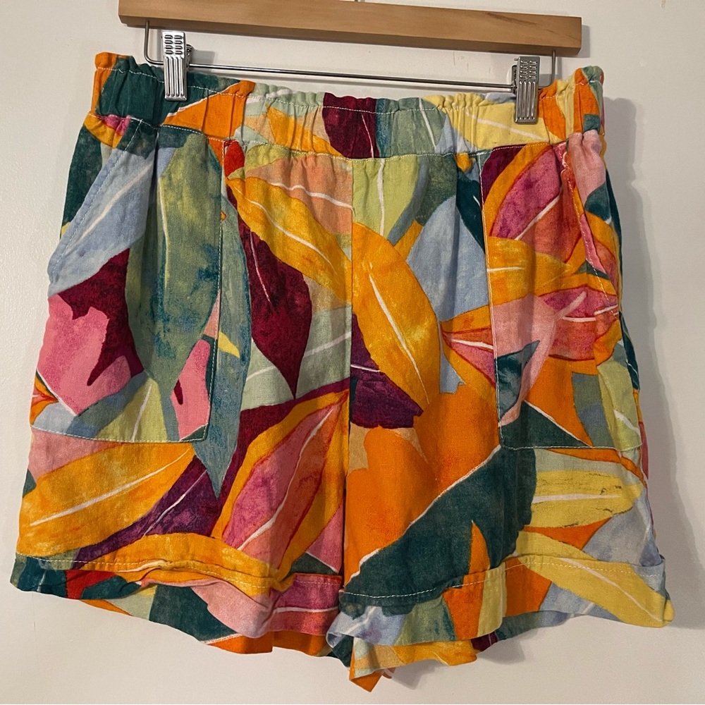 Tropical print pull on shorts. Size large. NWT.
